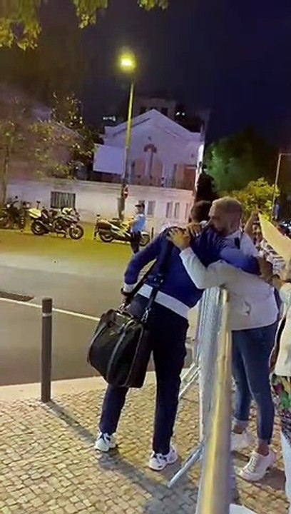 "Um presidente, um treinador". Sérgio Conceição pediu união, adeptos corresponderam na chegada a Lisboa