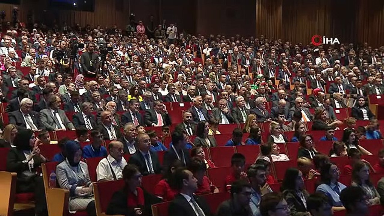 Cumhurbaşkanı Erdoğan: "Buradan bir müjde vermek istiyorum. Ücretli öğretmenlerin saatlik ek ders ücretlerinde yüzde 25'lik bir artışa gidiyoruz "