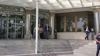 La primera víctima del franquismo en declarar ante un juez, aplaudida a su salida