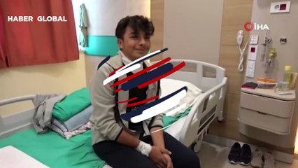 Boynundaki kolyeye yıldırım düştü