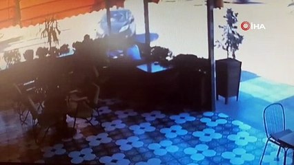 Manisa'da kontrolden çıkan araç kafeye daldı: 2 yaralı