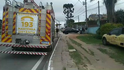Motociclista fica ferida ao tentar fazer conversão e bater em carro na Rodovia da Uva