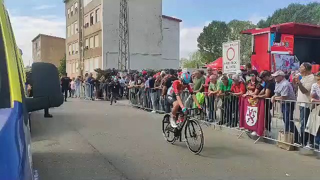 Los corredores de la Vuelta Ciclista se dirigen a la zona de salida