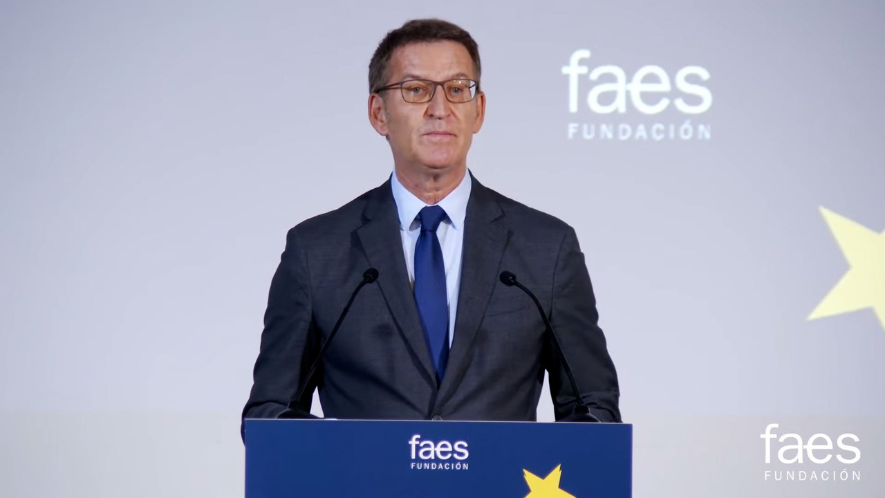 Feijóo muestra su apoyo a Aznar: "Si fueras golpista el Gobierno te indultaría, te amnistiaría y te pediría además que le votases en la investidura"