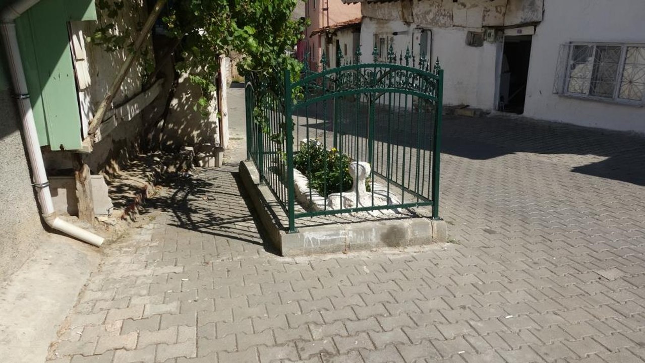 100 yıldır orada! Kimin olduğu belli değil...