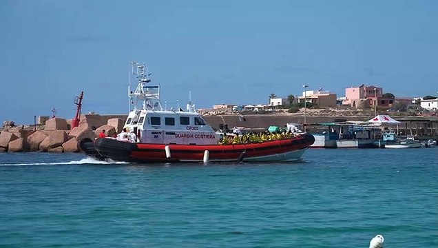 Lampedusa, nuovi arrivi. Motovedetta in porto con i migranti
