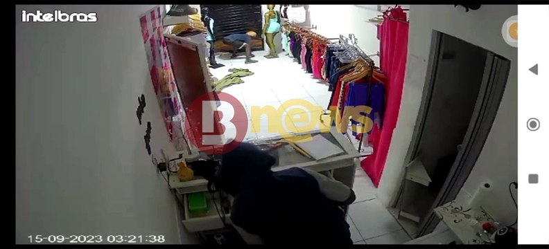 Bandidos esvaziam loja de roupas no bairro de Periperi, em Salvador