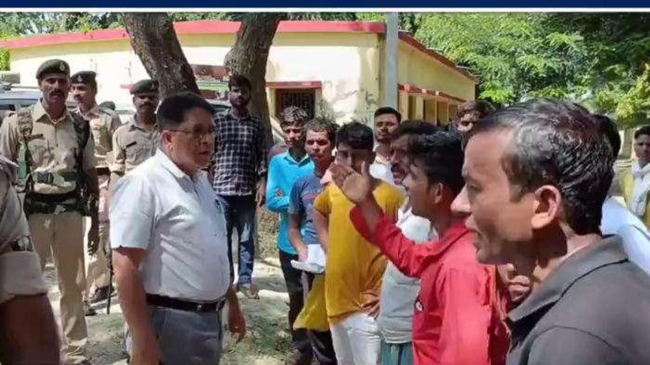 शिवहर: लचर बिजली व्यवस्था के खिलाफ लोगों का फूटा गुस्सा, डीएम और एसडीएम को घेरा