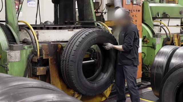 Amazing Process of Making Retreaded Tire With Old Tires. Tire Recycling Factory in Korea