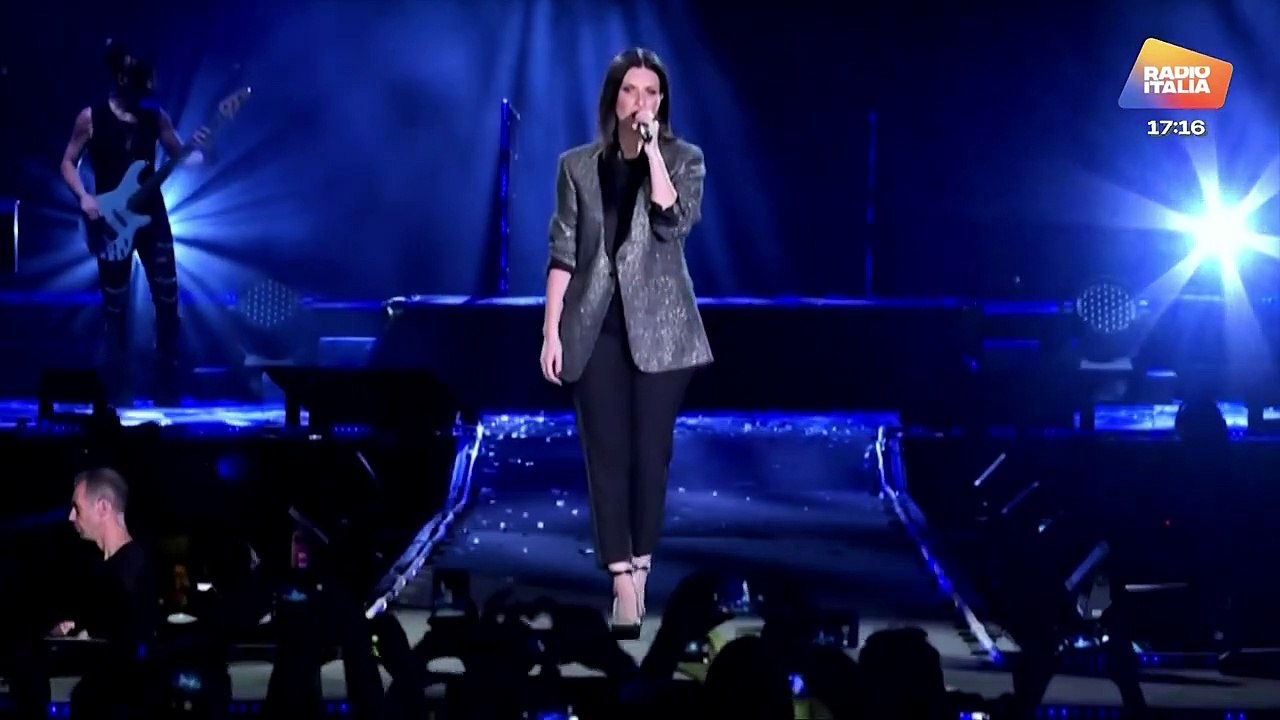 Laura Pausini chante son tube "La solitudine" en concert