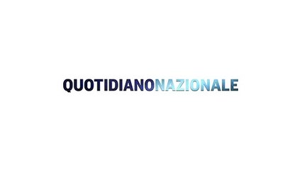 La commissaria Ue Johansson lavora a maglia mentre parla Ursula von der Leyen