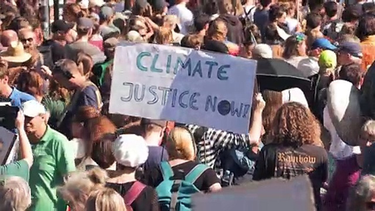 Klimaaktivisten von Fridays for Future demonstrieren bundesweit