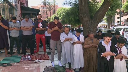 مغاربة يؤدون صلاة الجمعة في مسجد في مراكش