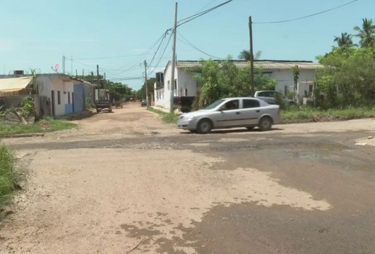 El paso de camiones de carga pesada mantiene destrozada la calle Ignacio Manuel Altamirano