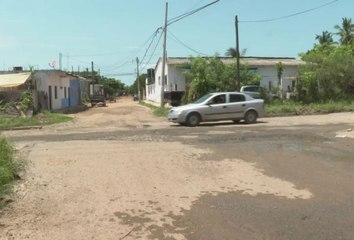 El paso de camiones de carga pesada mantiene destrozada la calle Ignacio Manuel Altamirano