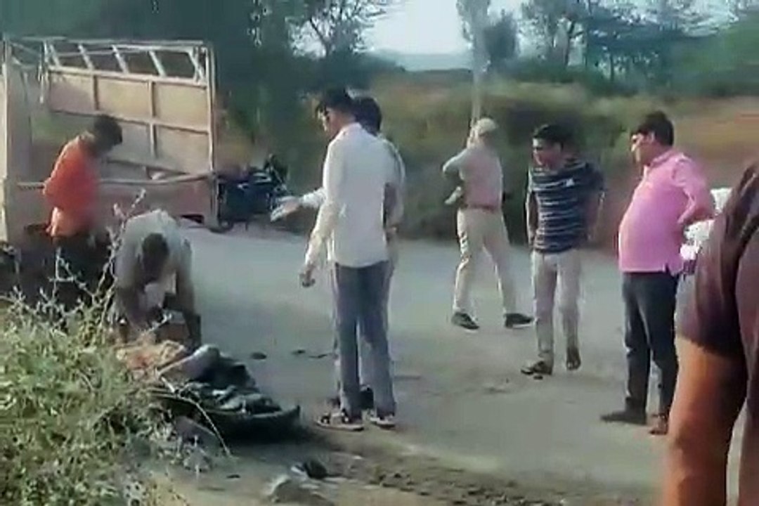 पत्थरों से भरे डंपर ने बाइक सवार को मारी टक्कर,...