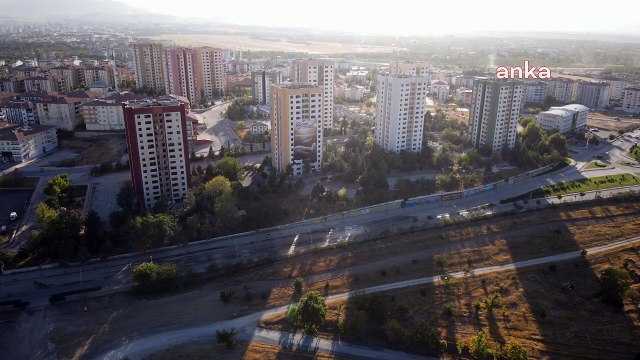 Malatya'da ağır hasarlı binalar patlatılarak yıkıldı