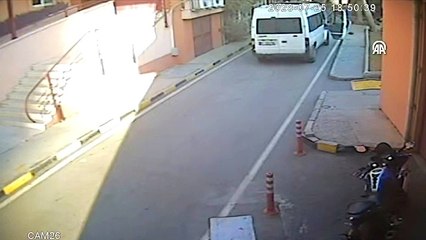 Hastane önünde bir sürücünün "yol verme" nedeniyle bıçaklandığı kavga kamerada
