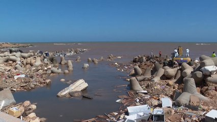 الجزيرة ترصد عمليات البحث عن مفقودين في مياه البحر بدرنة