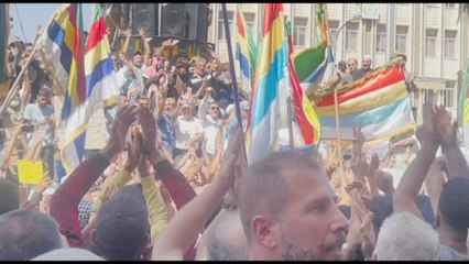 Migliaia di siriani protestano nel sud del Paese: "Assad dimettiti"