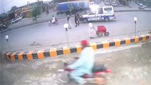 how pakistani police officer helped a poor old man to cross the road