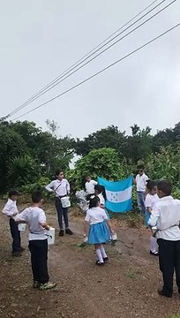 Escolares de la Unión, Lempira, desfilan al ritmo de tambores de lata: Cortesía Canal 24 Danlí