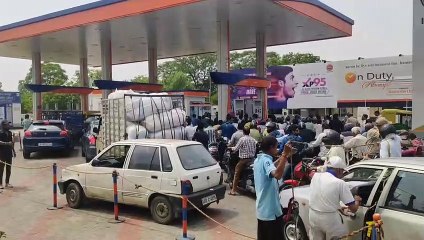 शहर के पेट्रोल पंप खुले तो कई घंटों तक रही अव्यवस्था, लोग परेशान