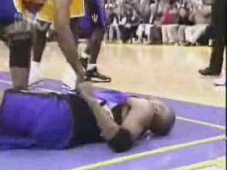 NBA BASKETBALL - Shaq sends Vince to the floor