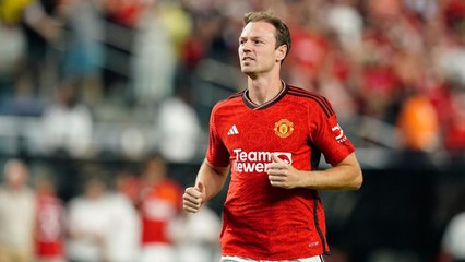 Manchester United Shares Plunge Amid Financial Concerns 📉