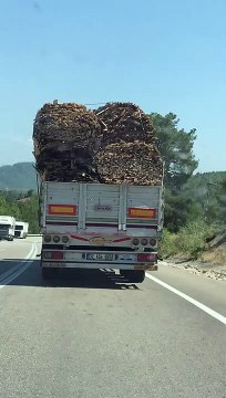 Yüklü kamyon tehlike saçıyor