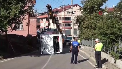 İşçi servisinin çarpması sonucu hayatını kaybeden anne ile kızından geriye terlik ve ayakkabıları kaldı