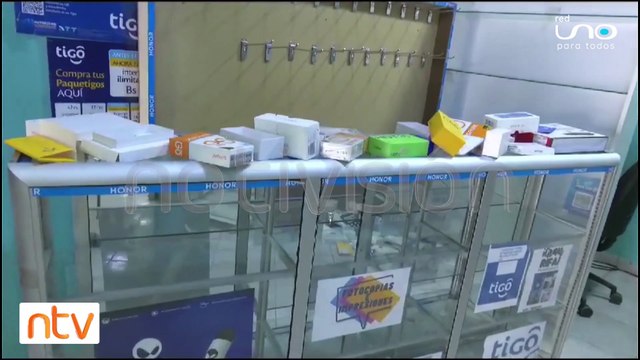 Captan a delincuentes robando en una tienda de celulares