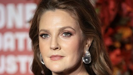 Tải video: Drew Barrymore Defends Talk Show Return Amid Strikes in a Tearful Video | THR News Video