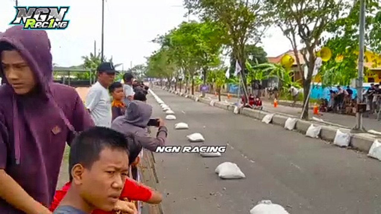 Mata Penonton Tertuju Pada Pembalap Drag Bike, Balap Motor Indonesia