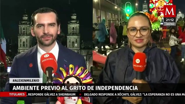 ¡La lluvia no es impedimento! Continúa llegando la gente al Zócalo Capitalino