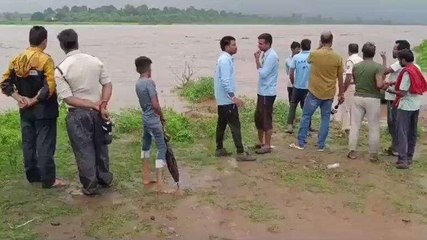 नरसिंहपुर: नदी में नहाते वक्त युवक डूबा, किया जा रहा रेस्क्यू