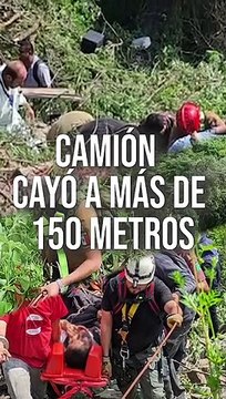 Autobús de transporte de personal cayó a más de 150 metros en un barranco ubicado sobre la carretera Catarina-Atemajac de Brizuela. Dos personas resultaron lesionadas #NotiReel