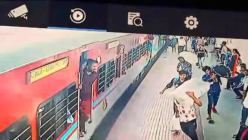 கோவை ரயில் நிலையத்தில் நொடிப்பொழுதில் பெண்ணை காப்பாற்றிய காவல் அதிகாரி