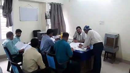 रिकॉर्ड जब्त करने की कार्रवाई करती टीम