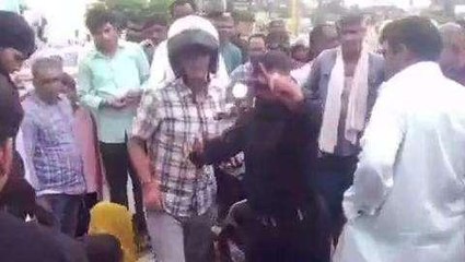 मनचला मांग रहा था लड़की का नंबर, इतने में पहुंच गई गश्ती पुलिस, देखिए फिर क्या हुआ?