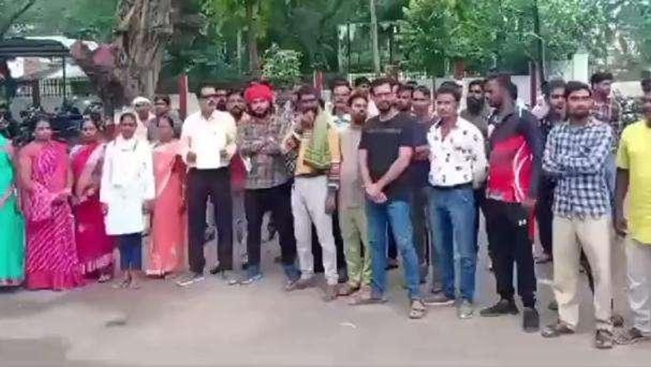नरसिंहपुर: सफाई कर्मचारी के साथ हुई मारपीट, मचा बवाल