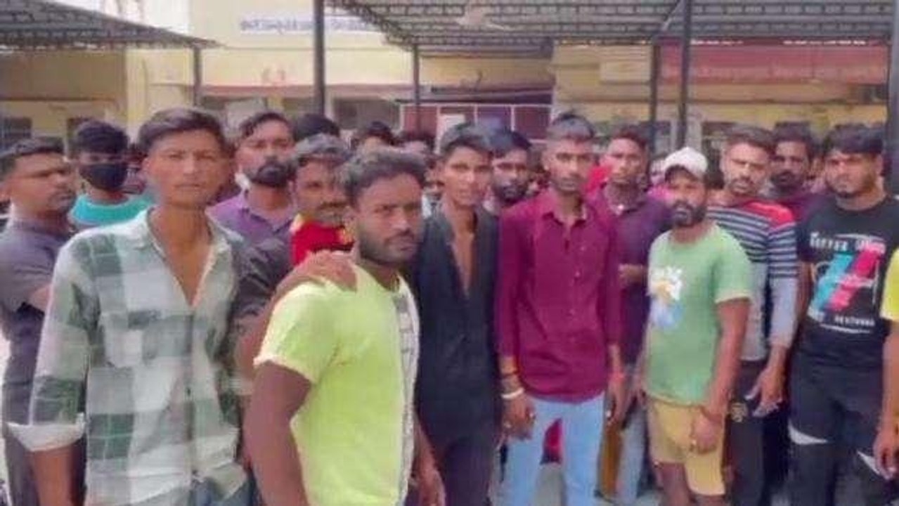 नागौर: महिला के ऊपर गिरा बिजली का पोल, दर्दनाक मौत, परिजन धरने पर बैठे