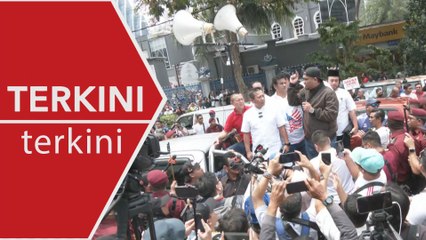 Lebih 2,000 peserta himpunan Selamatkan Malaysia berarak ke IPD Dang Wangi buat laporan
