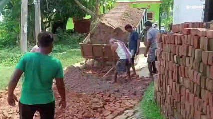 सिवान: जर्जर सड़क की बदहाली पर ग्रामीणों की अनोखी पहल, चंदा इकट्ठा कर बना दी रोड