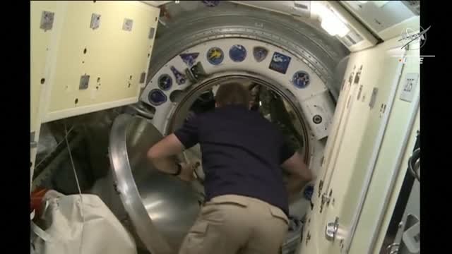 Una astronauta estadounidense y dos rusos llegan a la Estación Espacial Internacional