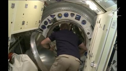Una astronauta estadounidense y dos rusos llegan a la Estación Espacial Internacional
