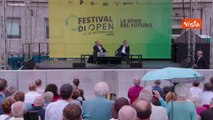 Renzi imita Berlusconi al Festival di Open a Parma