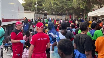 Migranti, nasce sul barchino e muore poco dopo
