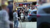 Motosikletli kurye tartıştığı kişilere bıçak ve satırla saldırdı