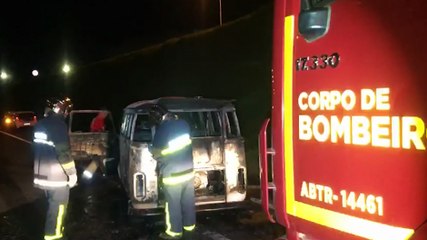 Incêndio destrói Kombi em Cascavel